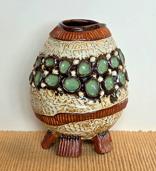 Click to view detail for SL-624 Vessel, Stoneware 5 Footed Textured $265